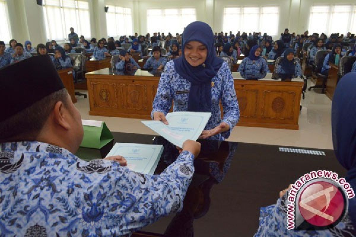 Urutan upah pokok PNS Gol I berdasarkan masa kerja